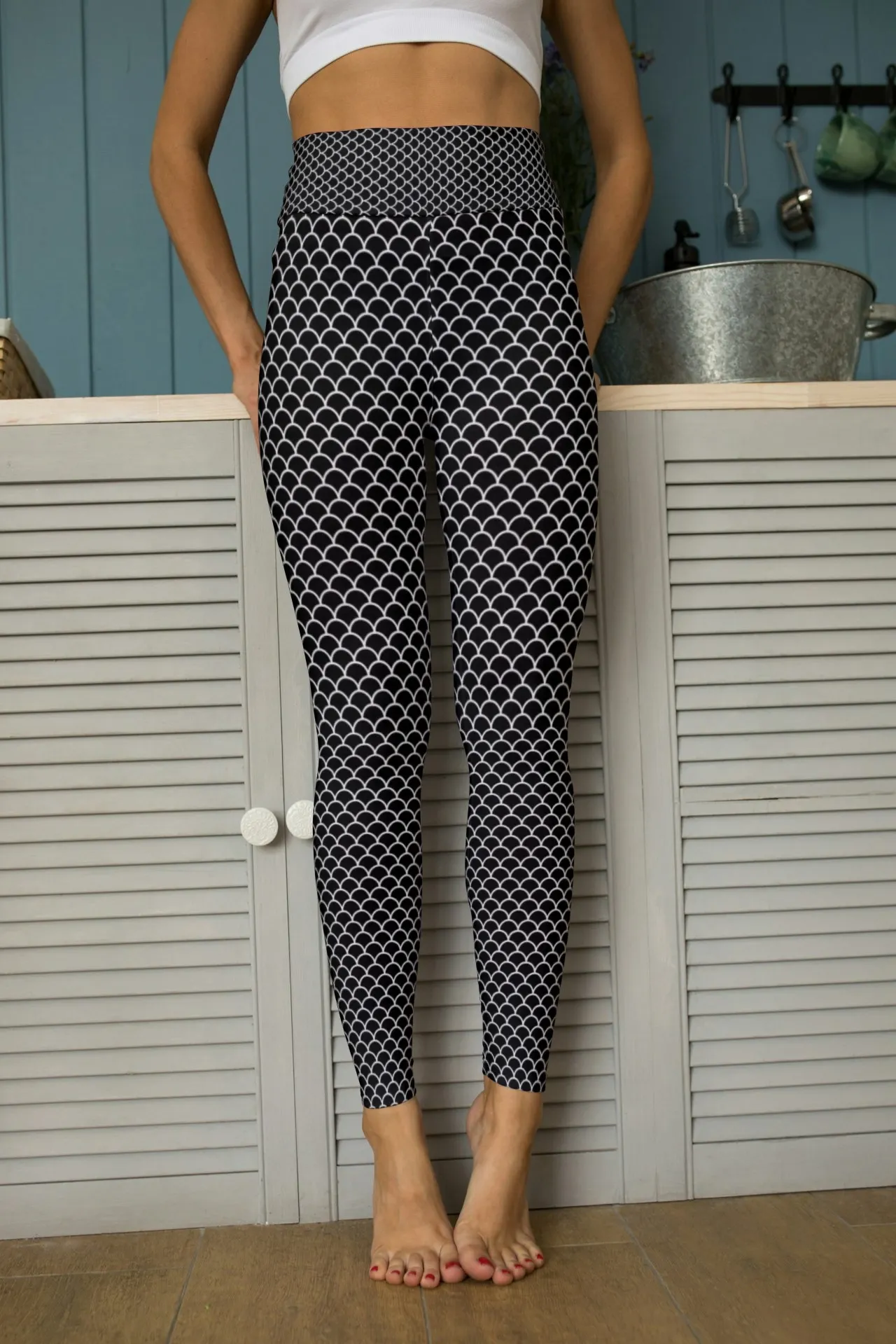 Shell Prints Black Women Sports Tights And Bra Set - Image 2