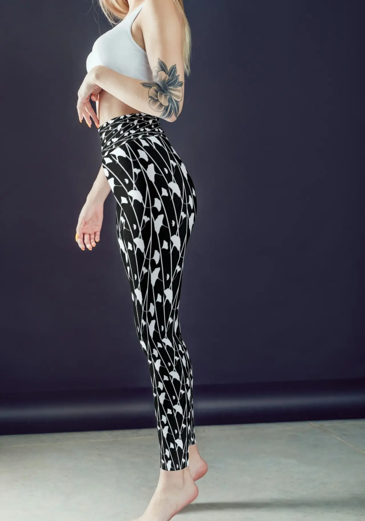 Black White Floral Printed Women Sports Tights And Bra Set - Image 2